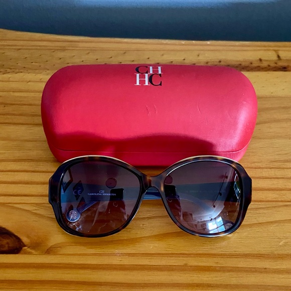 Carolina Herrera Oversized Sunglasses She539 in Tortoise with White Trim - Picture 3 of 11